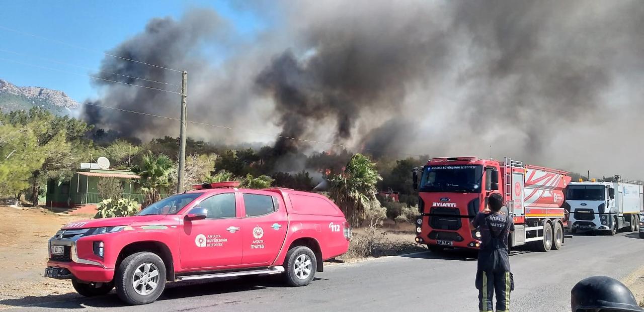 Büyükşehir itfaiyesi Mersin’de alevlerle mücadele ediyor