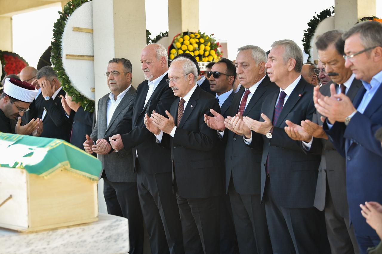 CHP Lideri Kılıçdaroğlu, PM Üyesi Hakkı Suha Okay'ın Annesi Raife Okay'ın Cenaze Törenine Katıldı