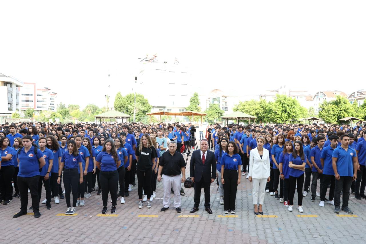 Başkan Böcek Yeni Eğitim Öğretim Yılını Öğrencilerle Birlikte Karşıladı