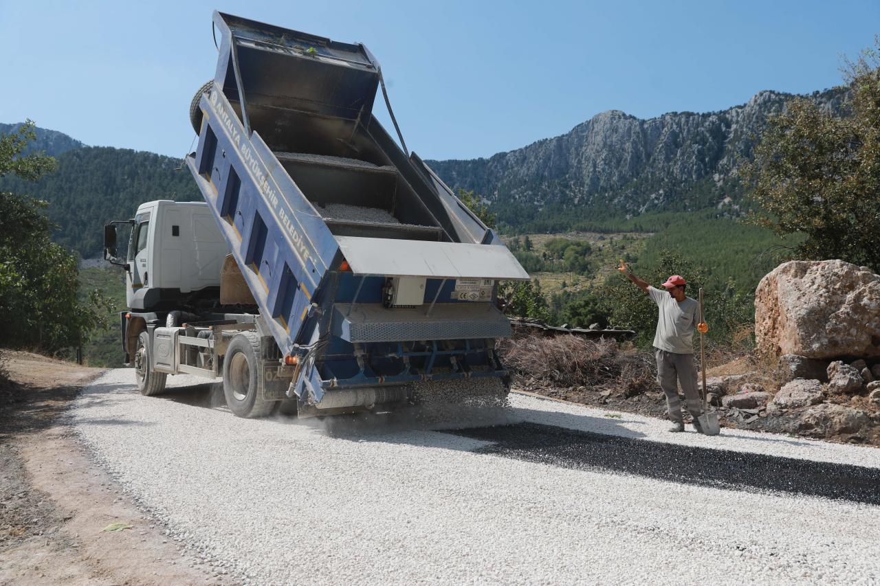 Serik’te 30 Kilometrelik Grup Yolu Asfaltlanıyor