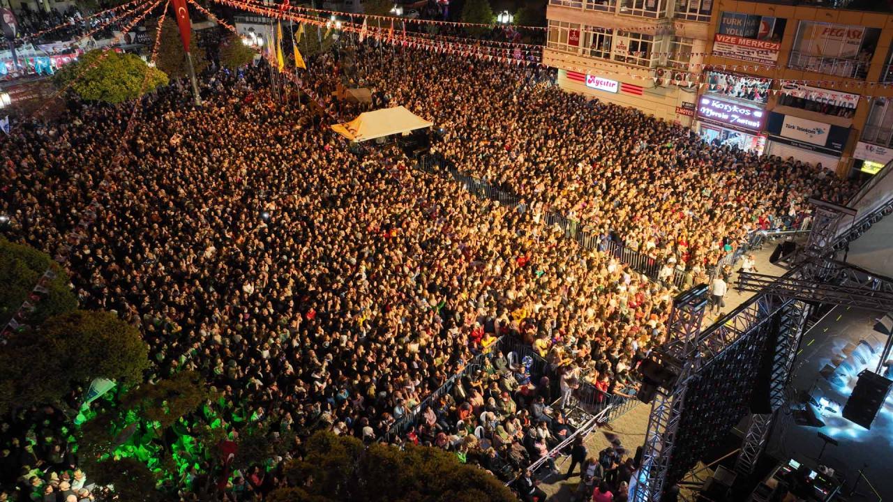 SAKARYA ZAFERİNİN 101’İNCİ YIL COŞKUSU: POLATLI’DA HALUK LEVENT KONSERİNE VATANDAŞLAR AKIN ETTİ