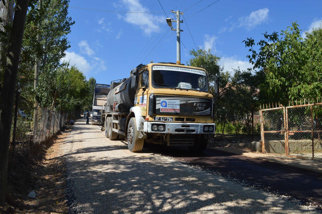 Büyükşehir’den Elmalı Kızılca Mahallesi’nde Asfalt Çalışması