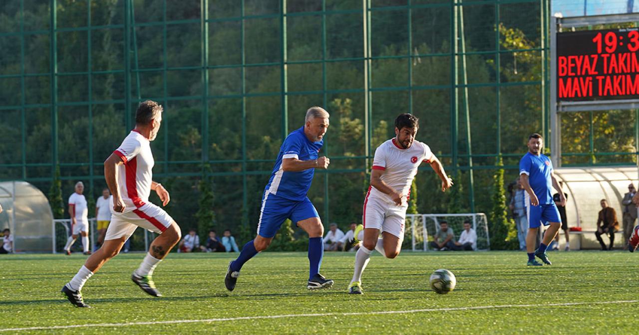 FUTBOLUN ŞÖHRETLERİ ÜSKÜDAR’DA BULUŞTU