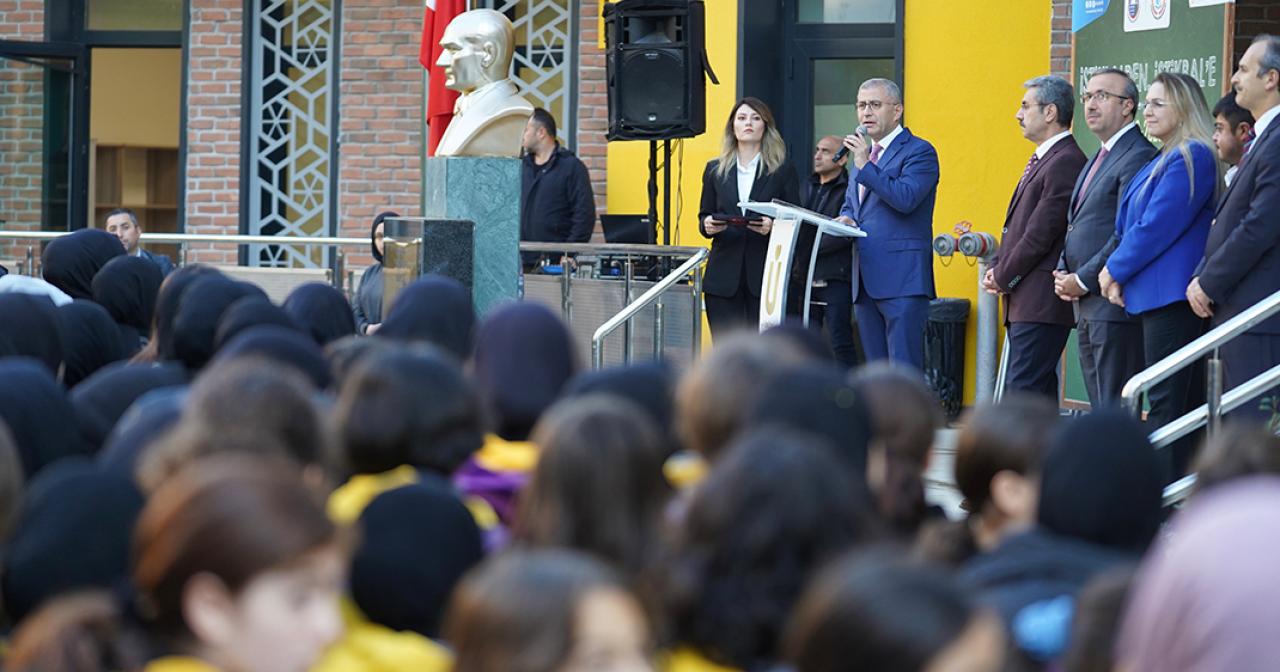 AYŞE HÜMEYRA ÖKTEN KIZ ANADOLU İMAM HATİP LİSESİ’NDE BAYRAK TÖRENİ