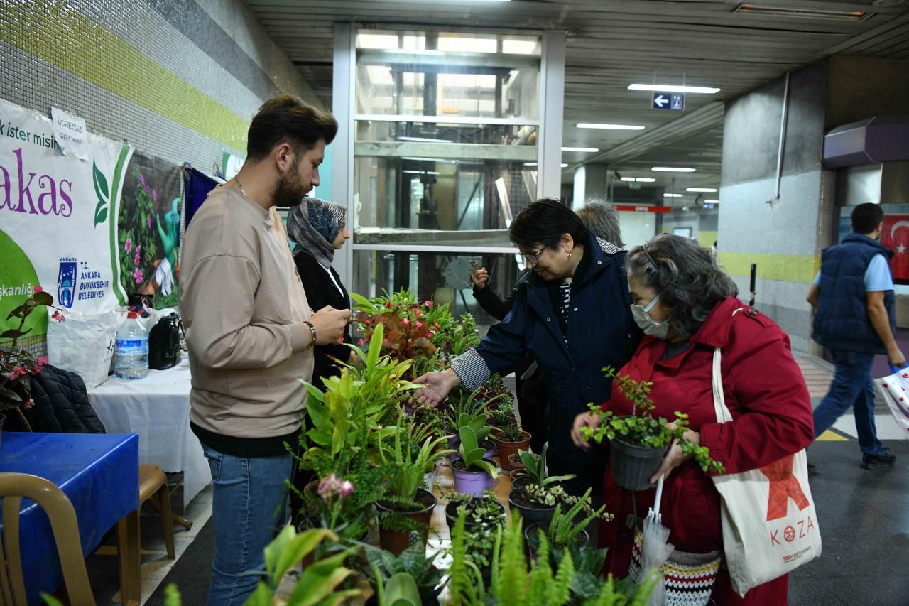 10 BİN ÇİÇEK TAKAS EDİLDİ: METRO İSTASYONLARINDA ÇİÇEK TAKASI DEVAM EDİYOR