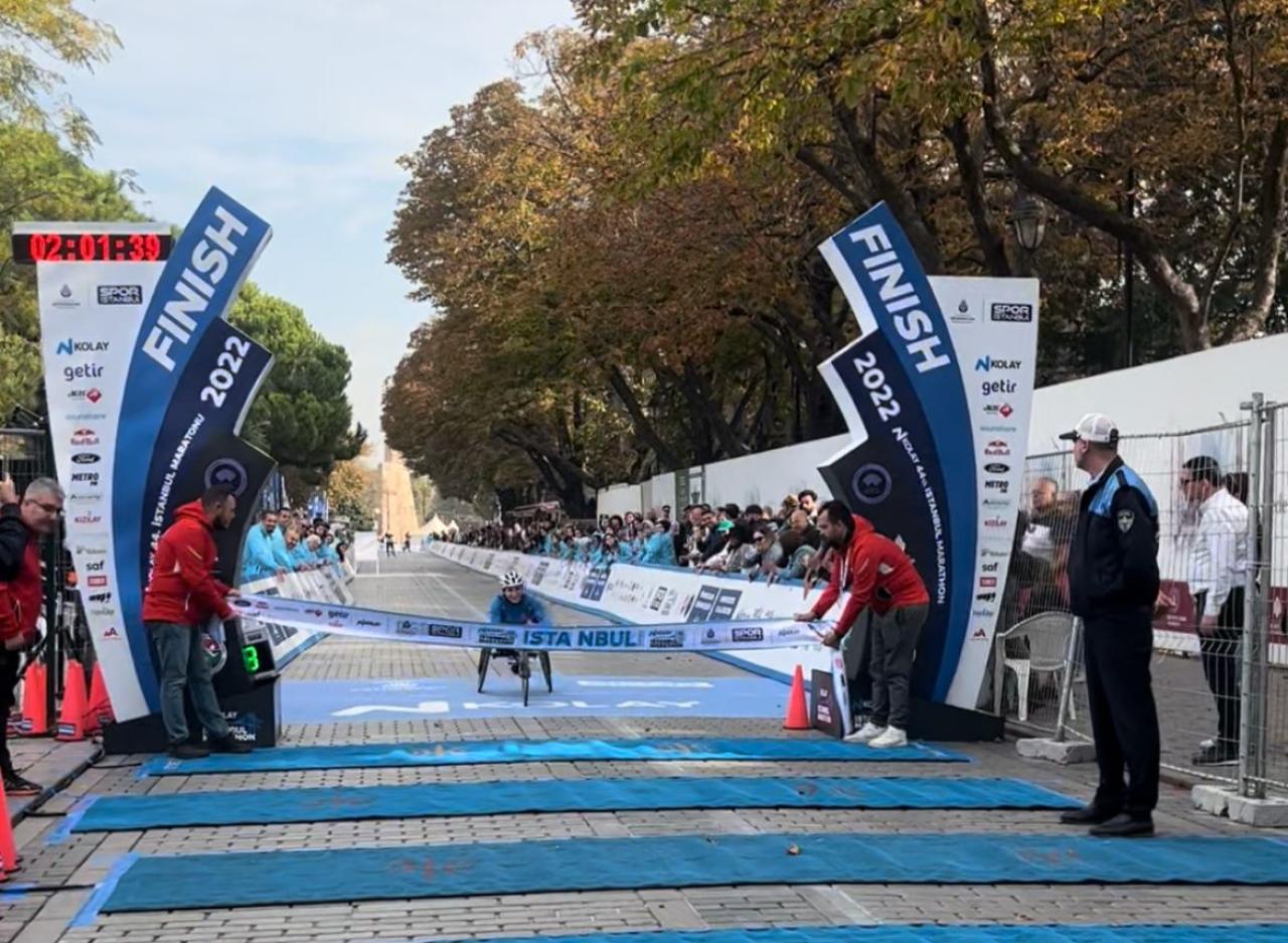 3 AYLIK BEBEK ANNESİ HAMİDE, İSTANBUL MARATONU’NDA ŞAMPİYON OLDU