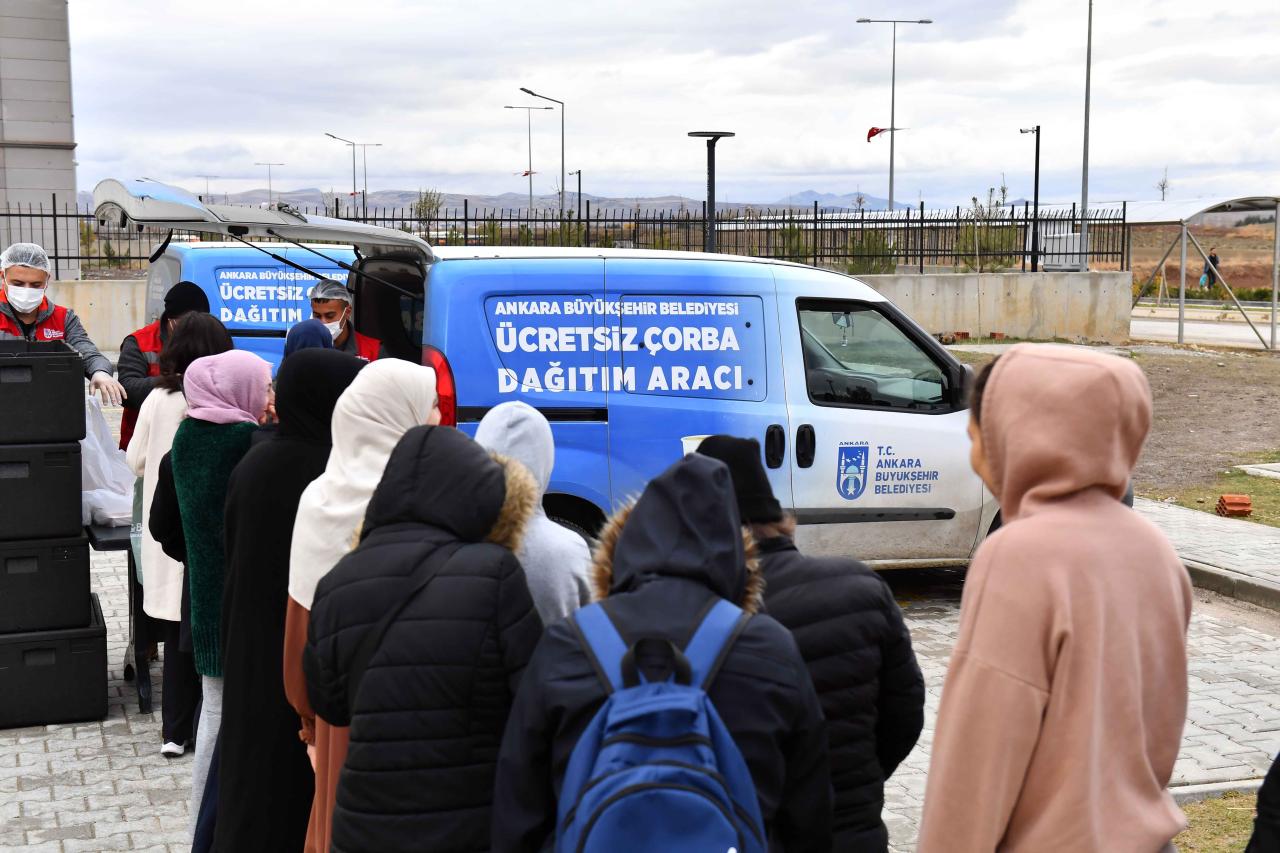 ABB’NİN ÖĞRENCİLERE SICAK YEMEK İKRAMI 5 NOKTADA DEVAM EDİYOR