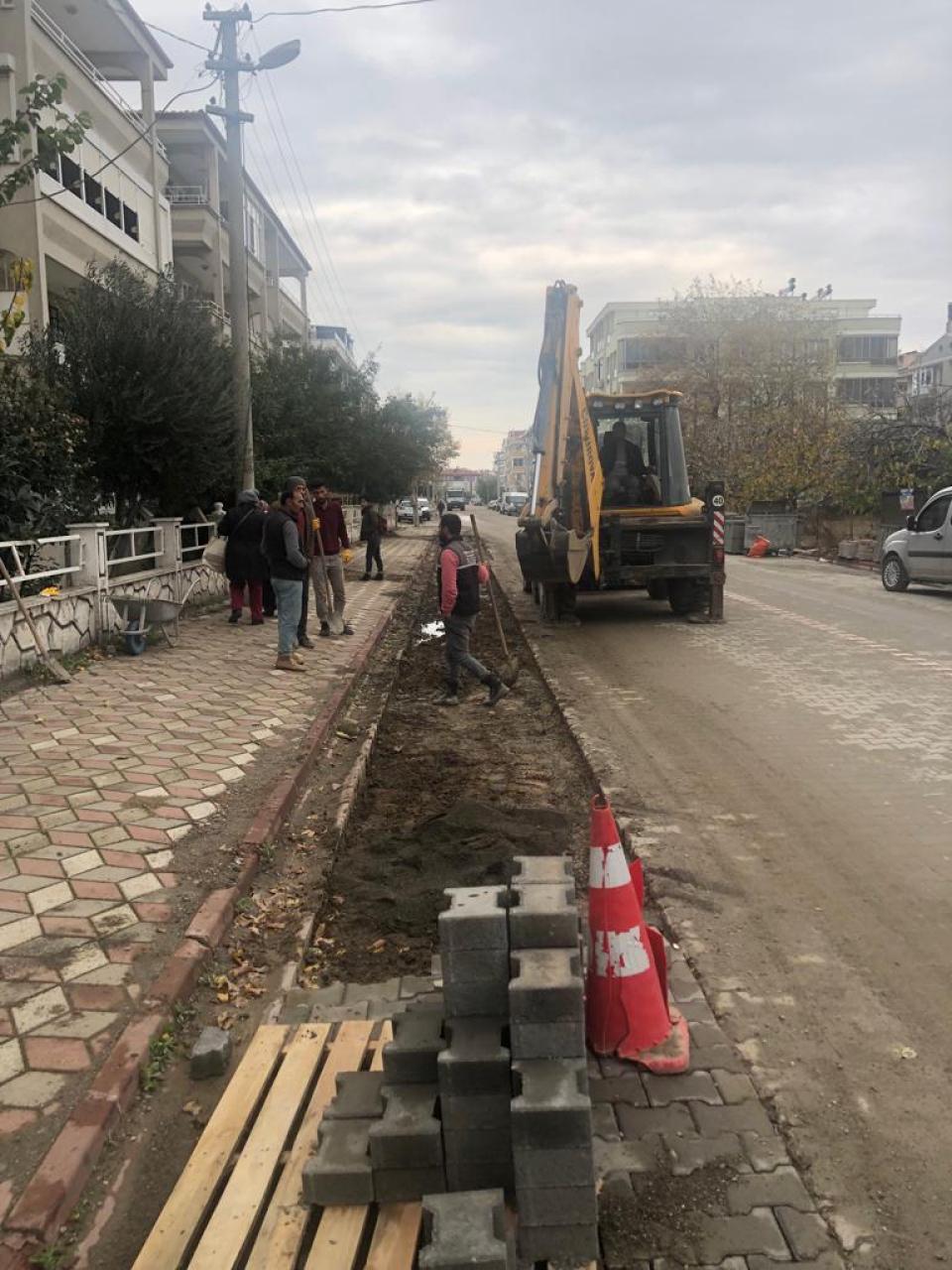 Edremit’te Bozuk Yollar Tamirleniyor