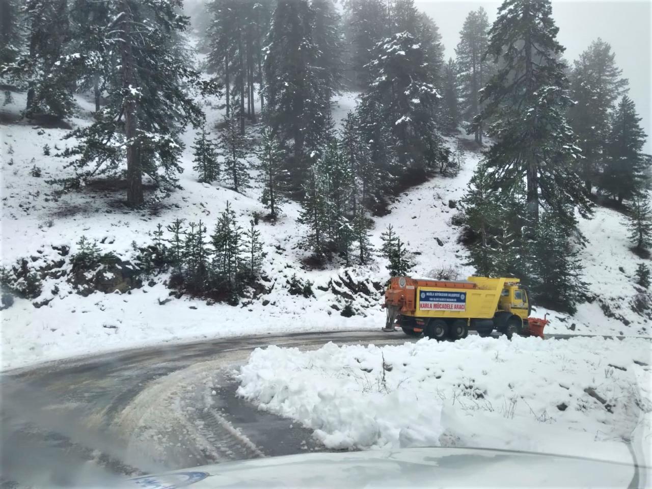 Seydikemer’de karla kaplanan yollar açıldı