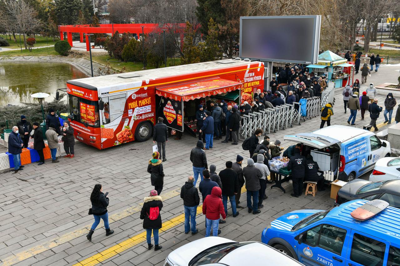 ABB’NİN UYGUN FİYATLI ET SATIŞI İKİNCİ GÜNÜNDE DE YOĞUN İLGİ GÖRDÜ