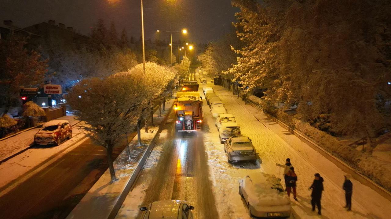 ANKARA’DA YOLLAR TERTEMİZ: BÜYÜKŞEHİRİN KARLA MÜCADELE EKİPLERİ TEYAKKUZDA