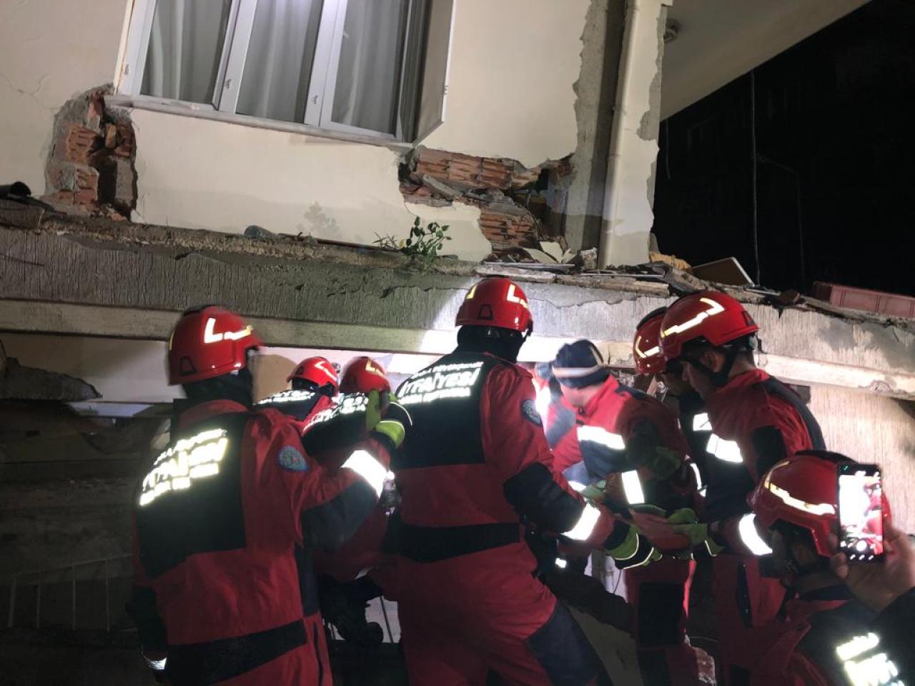 Büyükşehir Ekipleri Hatay’da Enkazın Altından Bir Aileyi Sağ Çıkardı