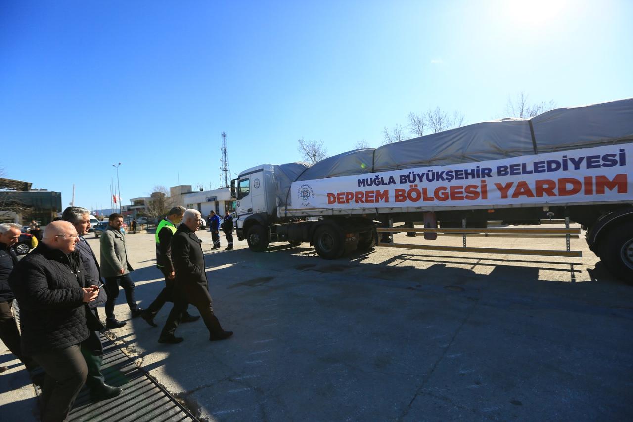 Büyükşehir Belediyesinin Yardım Tırları Yola Çıktı