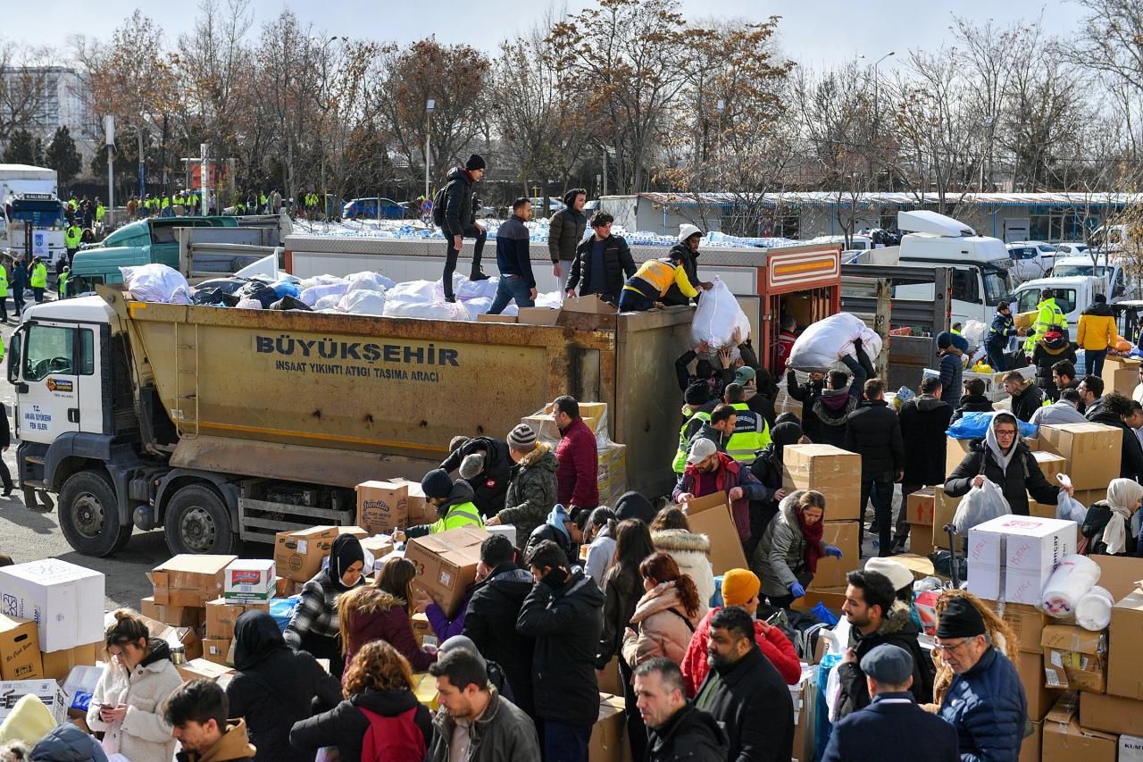 SEVKİYAT SÜRÜYOR: ANKARA BÜYÜKŞEHİR BELEDİYESİ 2000’E YAKIN PERSONELİ İLE DEPREM BÖLGESİNDE