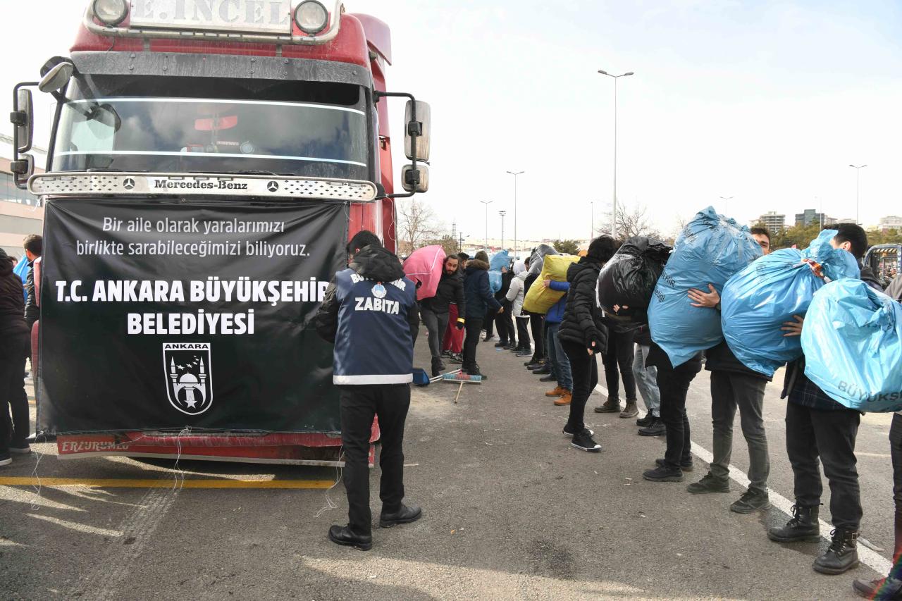 ANKARA BÜYÜKŞEHİR’İN EKİPLERİ DEPREM BÖLGESİNDE YARALARI SARMAYA DEVAM EDİYOR