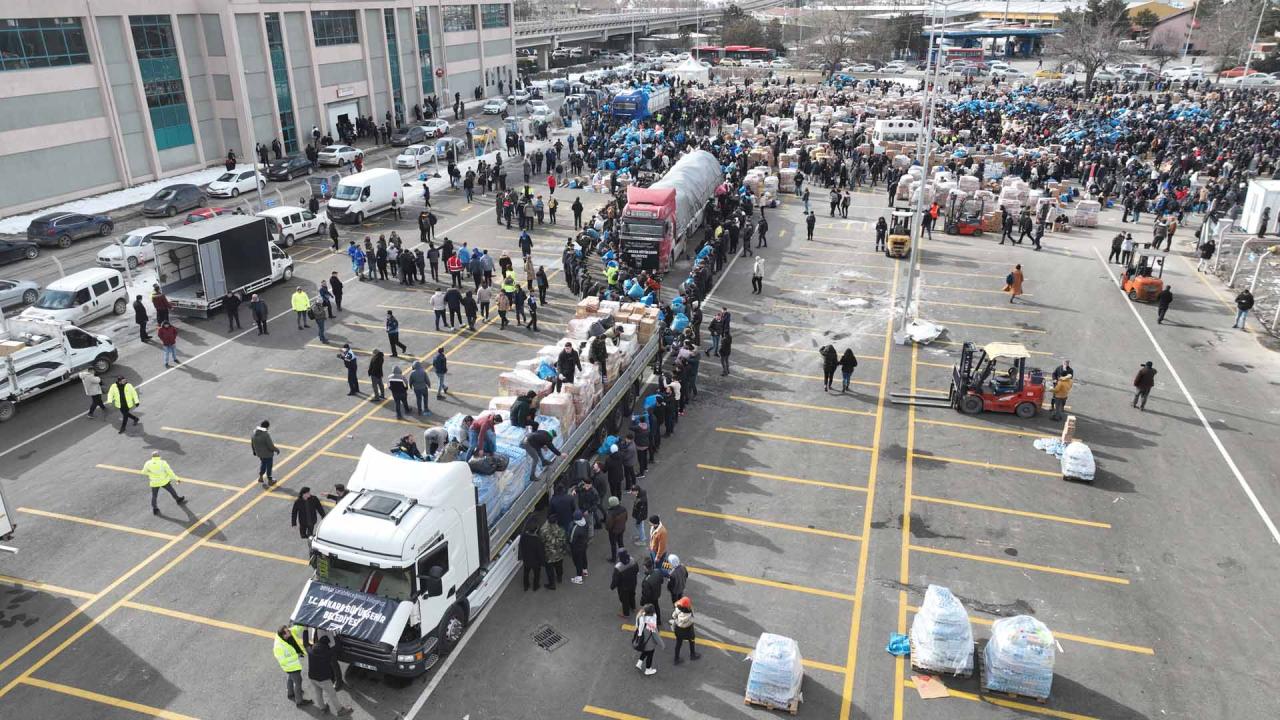 ANKARA BÜYÜKŞEHİR’DEN DEPREM BÖLGESİNE 500 ADET YARDIM TIRI