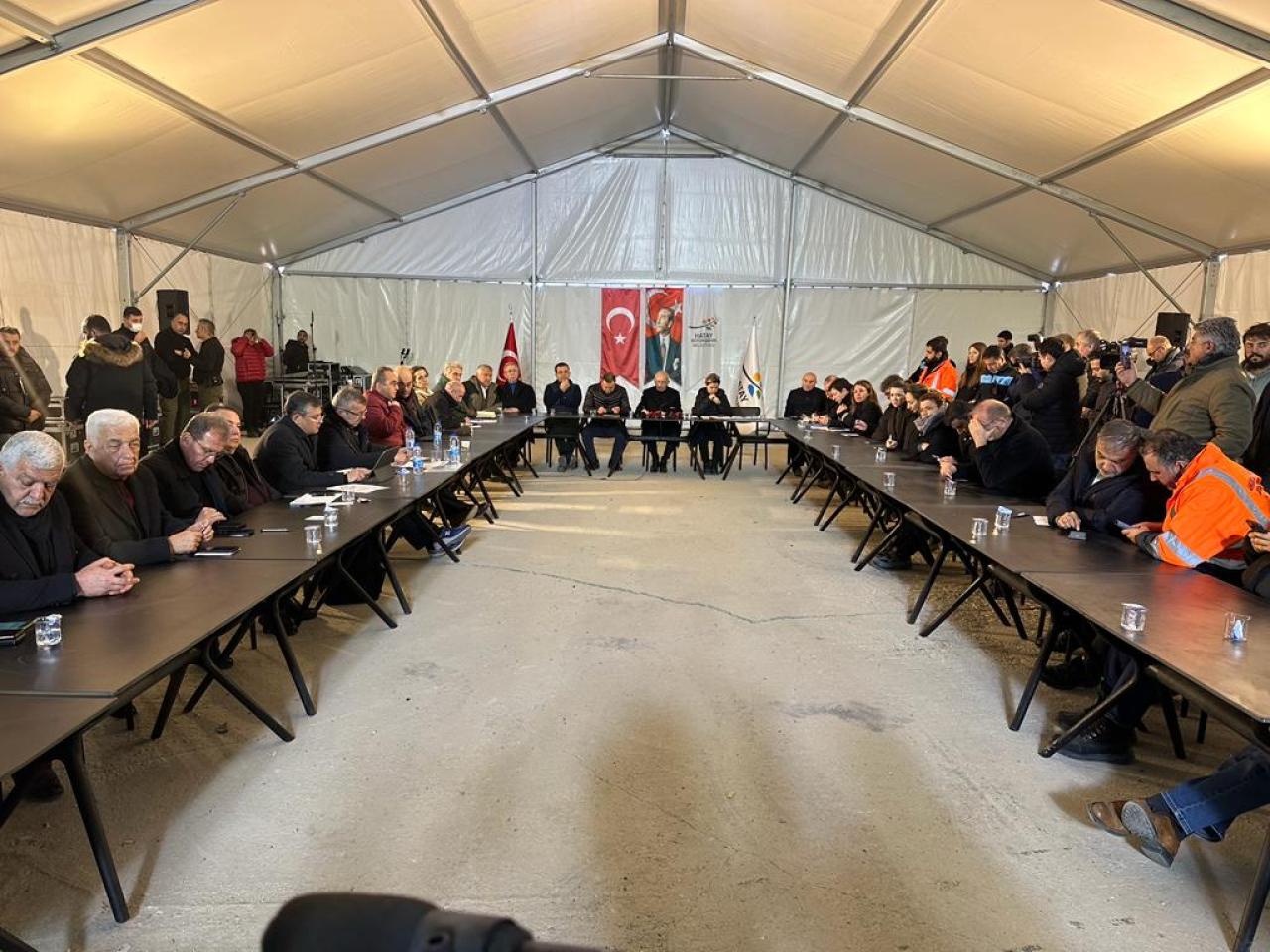 CHP GENEL BAŞKANI KILIÇDAROĞLU VE BÜYÜKŞEHİR BELEDİYE BAŞKANLARI ABB'NİN DEPREM YARDIM ÜSSÜNDE