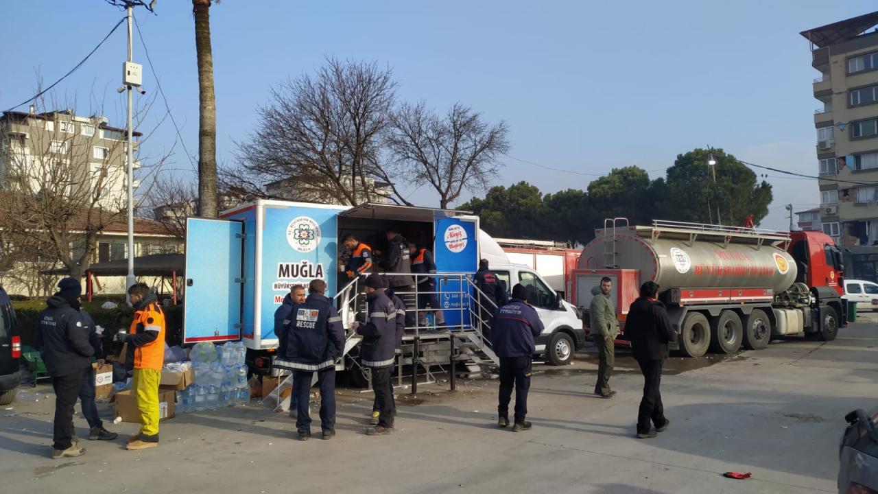 Büyükşehir Deprem Felaketinde Vatandaşlarında Yanında