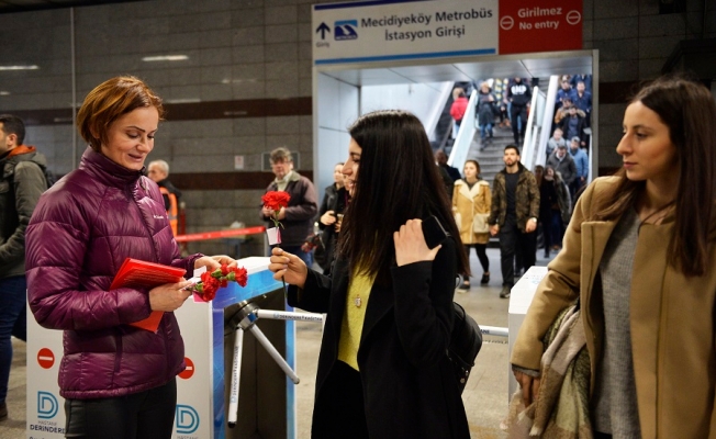 Kaftancıoğlu, Metrobüs durağında kadınlara karanfil dağıttı