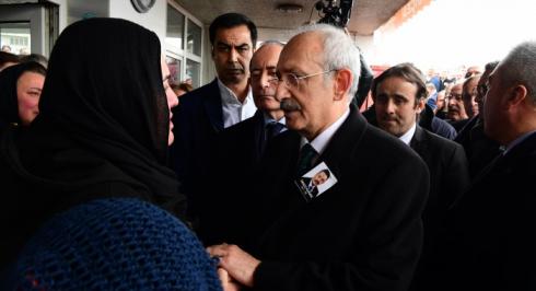 KILIÇDAROĞLU, PARTİ MECLİSİ ÜYEMİZ YAVUZ KARAN’IN CENAZE TÖRENİNE KATILDI