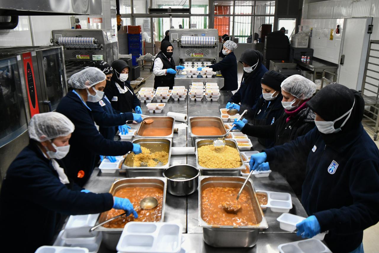 ANKARA BÜYÜKŞEHİRİN ‘YEMEK VER’ DAYANIŞMA KAMPANYASINDA İLK YEMEK PAKETLERİ YOLA ÇIKTI