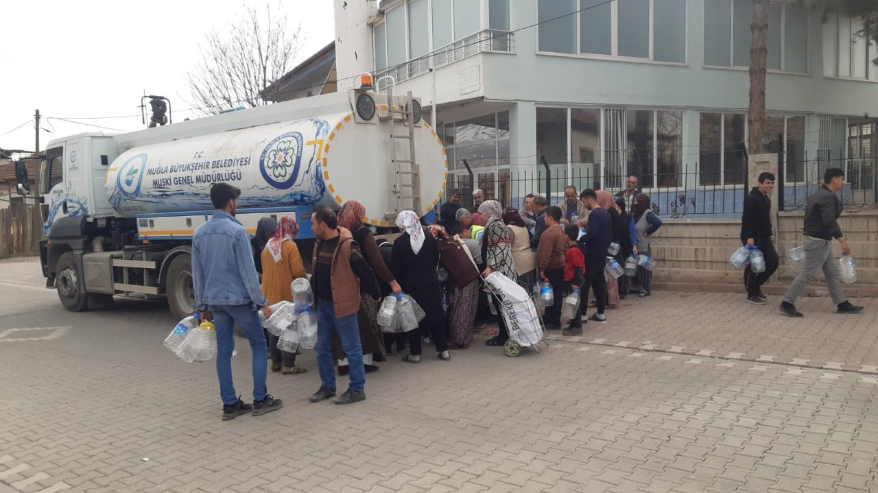 Büyükşehir Ekipleri Çadır Kentlerin Su İhtiyaçlarını Karşılıyor