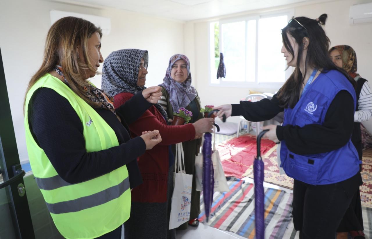 Depremde Sorunları Çoğalan Kadınlara Büyükşehir Desteği