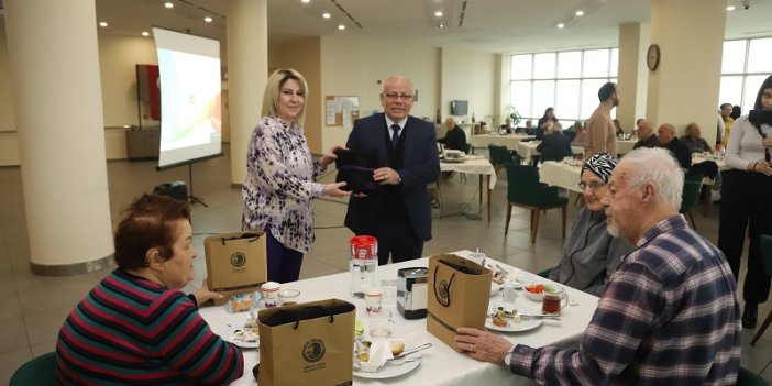 KARTAL BELEDİYESİ YAŞLILARA SAYGI HAFTASI’NDA HUZUREVİ SAKİNLERİNİ UNUTMADI