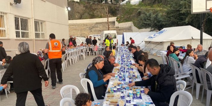 Kartal Belediyesi Deprem Bölgesi Hatay’da İftar Yemeği Vermeye Devam Ediyor