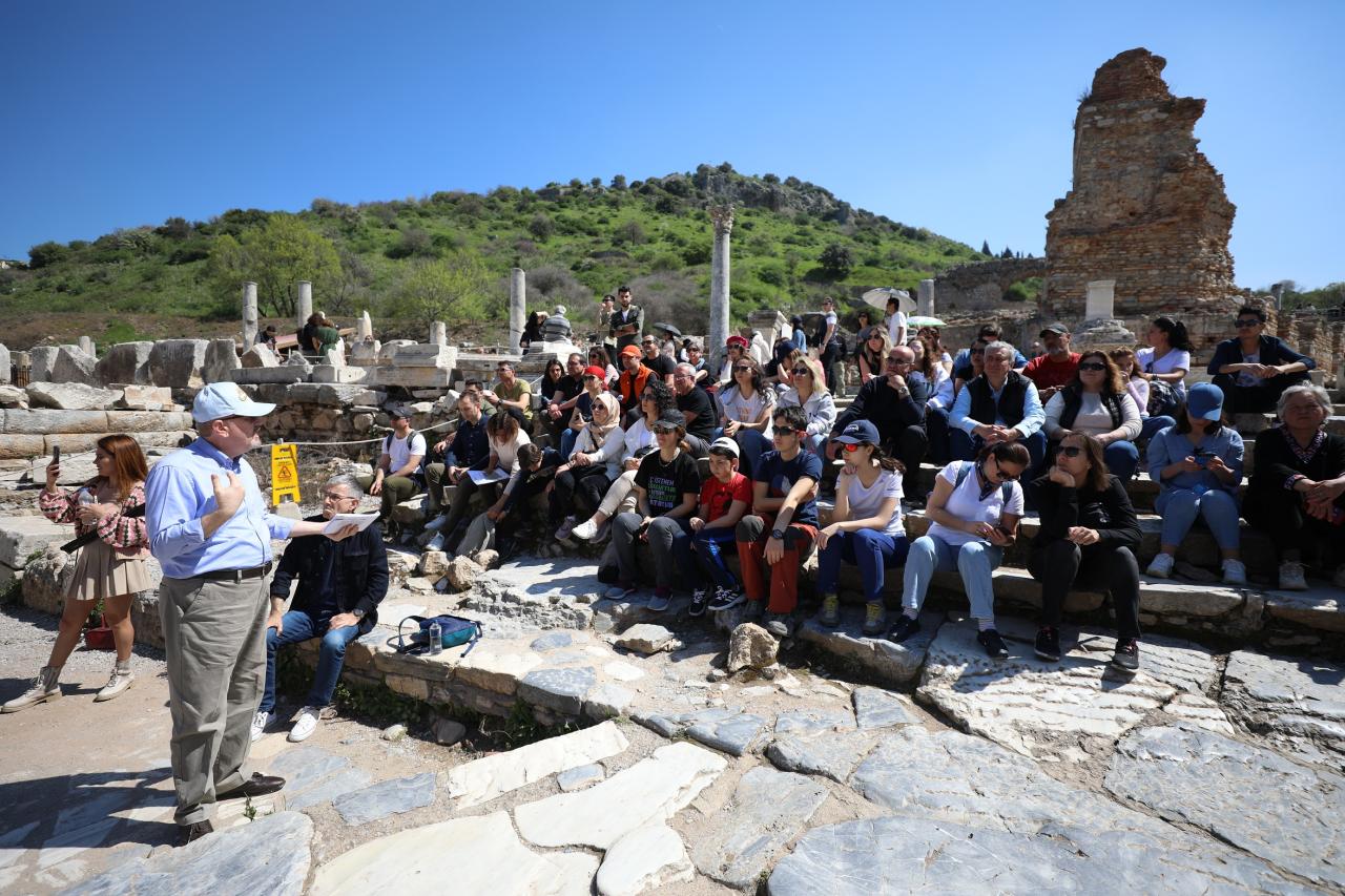 Büyükşehir Kitap Kulübü Üyelerinden Celsus Kütüphanesi’ne Ziyaret