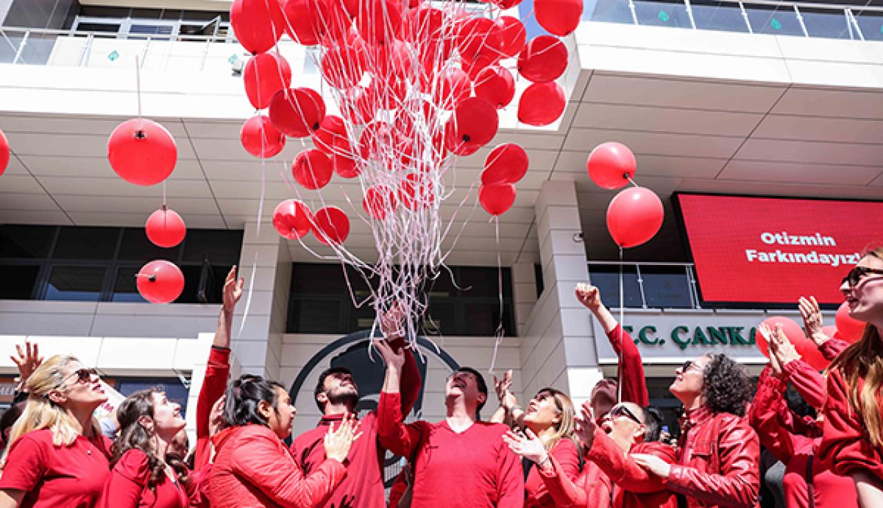 Kırmızı Balonlar Otizm Farkındalığı İçin Havalandı