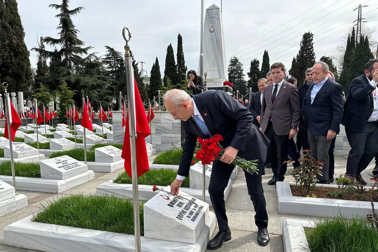 CHP Lideri ve Cumhurbaşkanı Adayı Kemal Kılıçdaroğlu, Trabzon Şehitliği'ni ve Suat Özyazıcı'nın Kabrini Ziyaret Etti