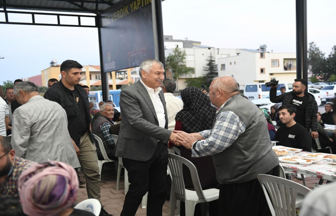 Büyükşehir İftar Programlarını Sürdürüyor, Halk Zeydan Karalar’ı Bağrına Basıyor