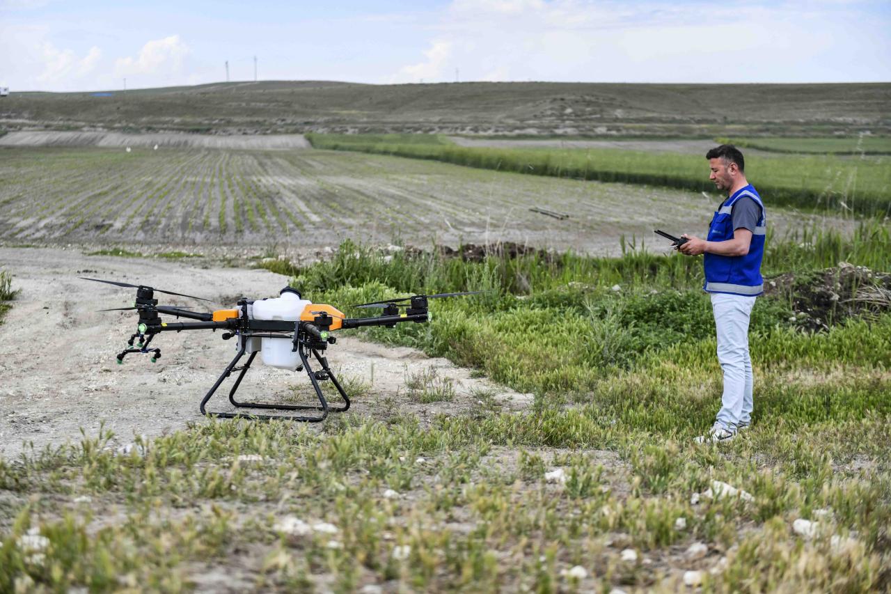 ANKARA BÜYÜKŞEHİR BELEDİYESİNDEN DRONE İLE GÜBRELEME VE İLAÇLAMA HİZMETİ