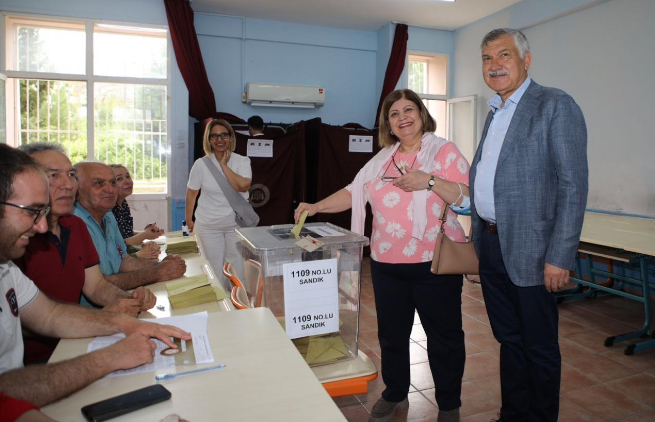 Başkan Zeydan Karalar Ve Eşi Nuray Karalar Oy Kullandı