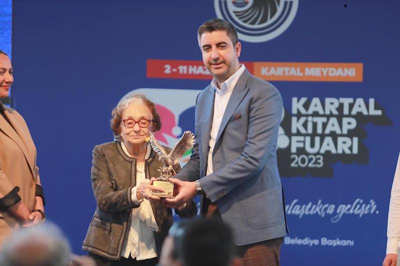 Yazar Gülten Dayıoğlu’na Onur Ödülü