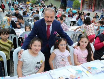 BAYRAMPAŞA’DA İFTAR SOFRALARI KOMŞULAR İÇİN KURULUYOR