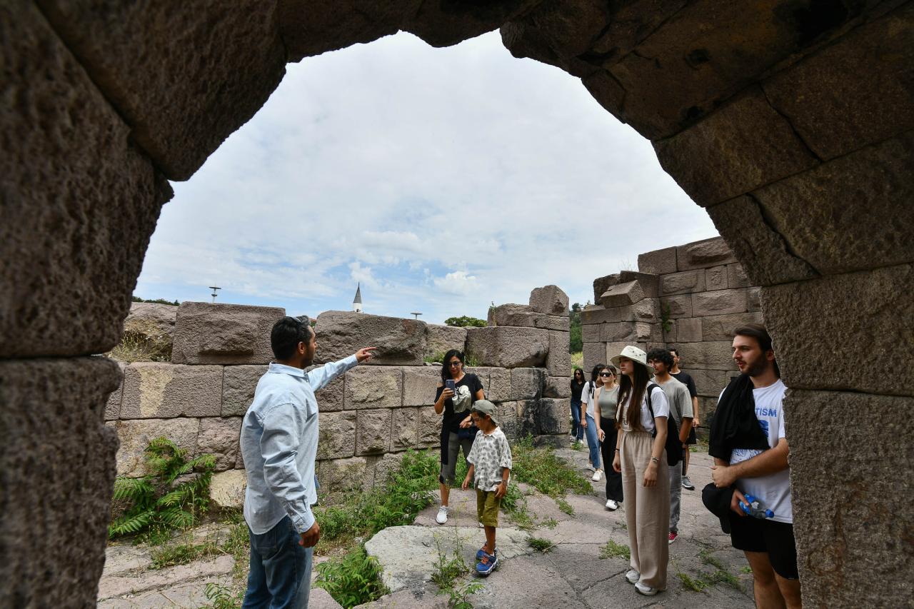 ROMA TİYATROSU’NUN KAPILARI ÜNİVERSİTELİ GENÇLERE AÇILDI