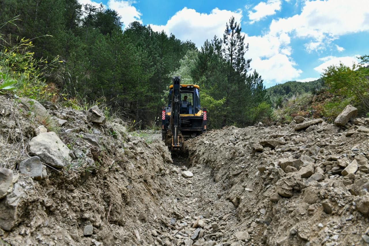 ANKARA BÜYÜKŞEHİRDEN TARIMA SULAMA KANALI TEMİZLİĞİ