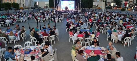 Binlerce kişi Taksim Meydanı'nda kurulan iftar sofralarında buluştu