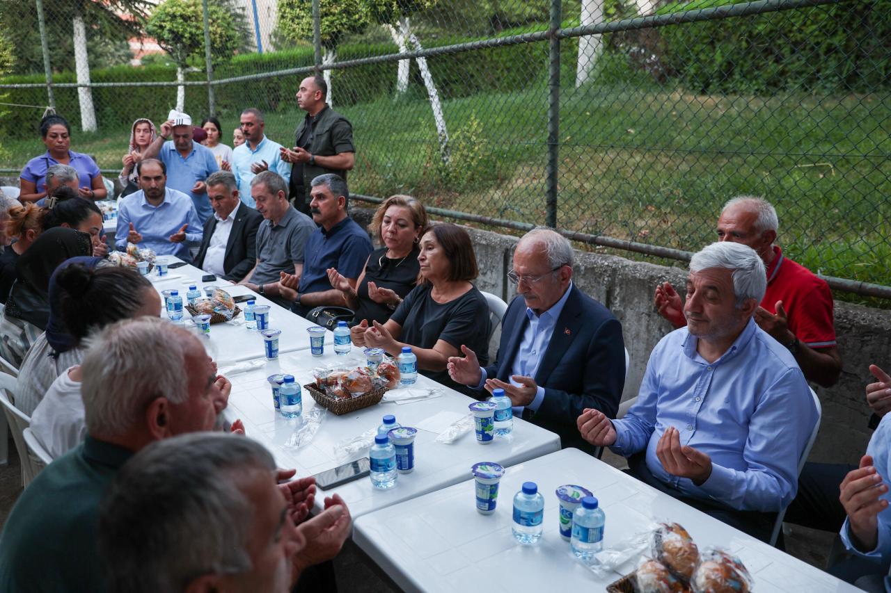 CHP Lideri Kılıçdaroğlu, Eşi Sayın Selvi Kılıçdaroğlu’yla Birlikte Faruk Özdemir’in Ailesine Taziye Ziyaretinde Bulundu