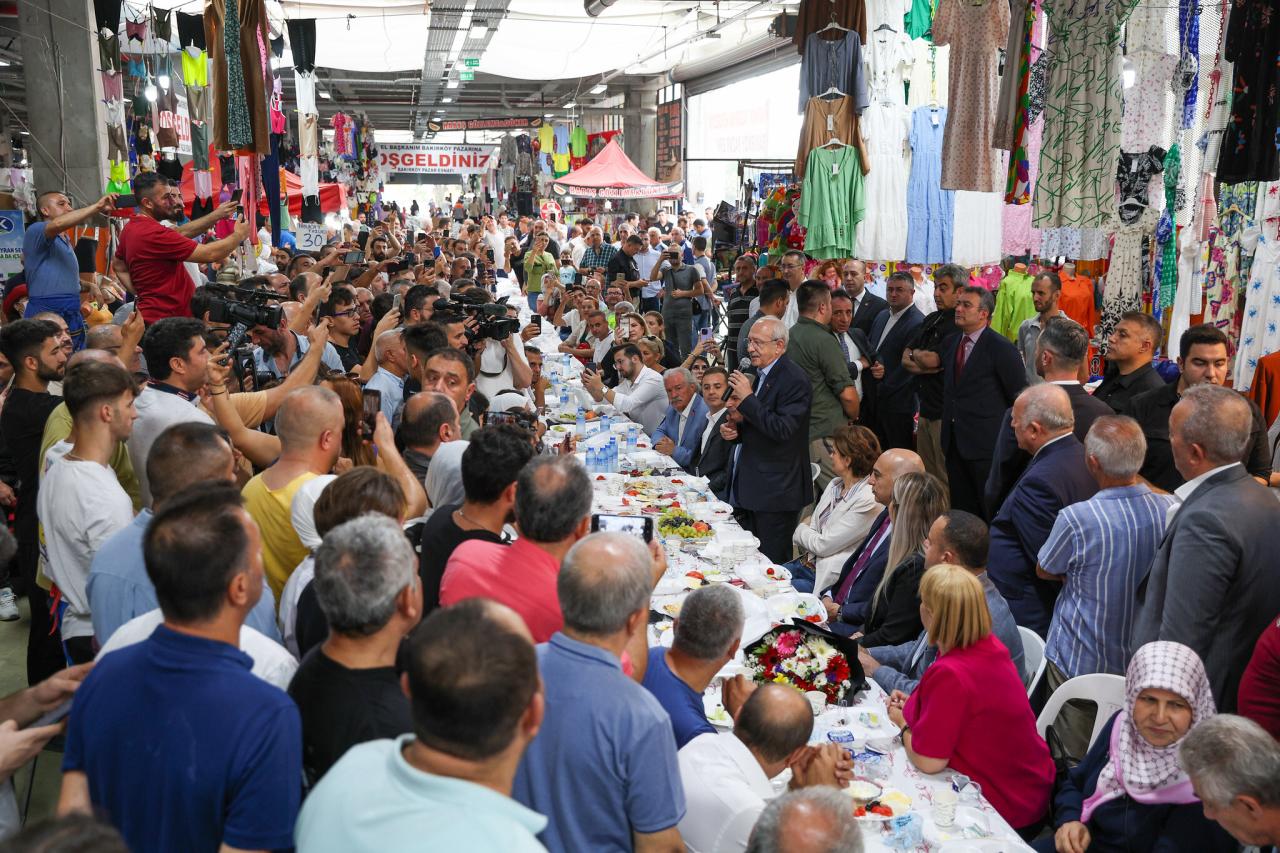 CHP Genel Başkanı Kemal Kılıçdaroğlu, İstanbul'da Bakırköy Pazar Esnafıyla Bir Araya Geldi