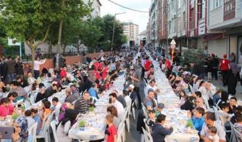 Ramazan&apos;ın ilk haftasında on binlerce kişi iftarda buluştu