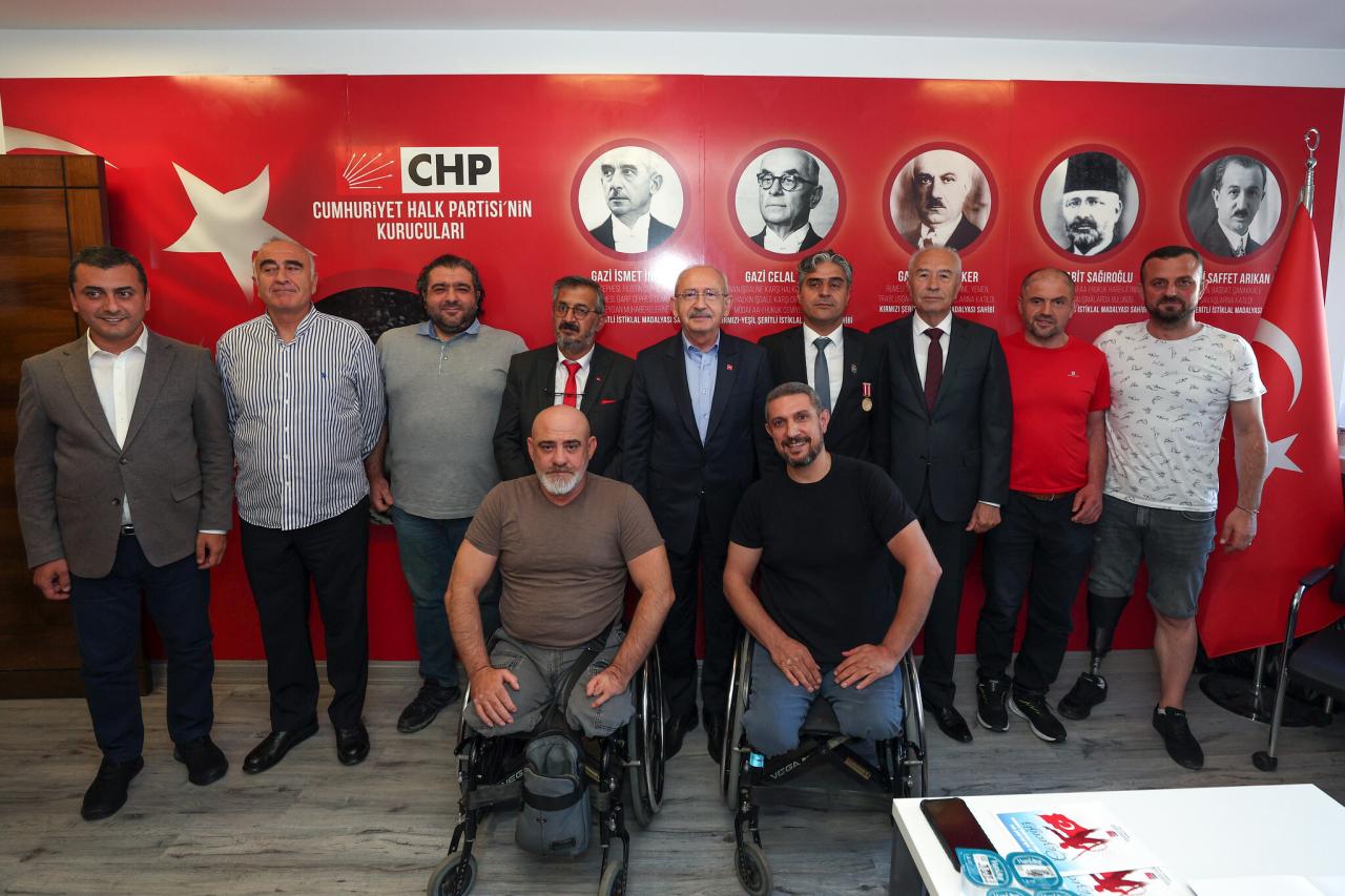 CHP Genel Başkanı Kemal Kılıçdaroğlu, Şehit Aileleri ve Gaziler Koordinasyon Merkezini Ziyaret Etti