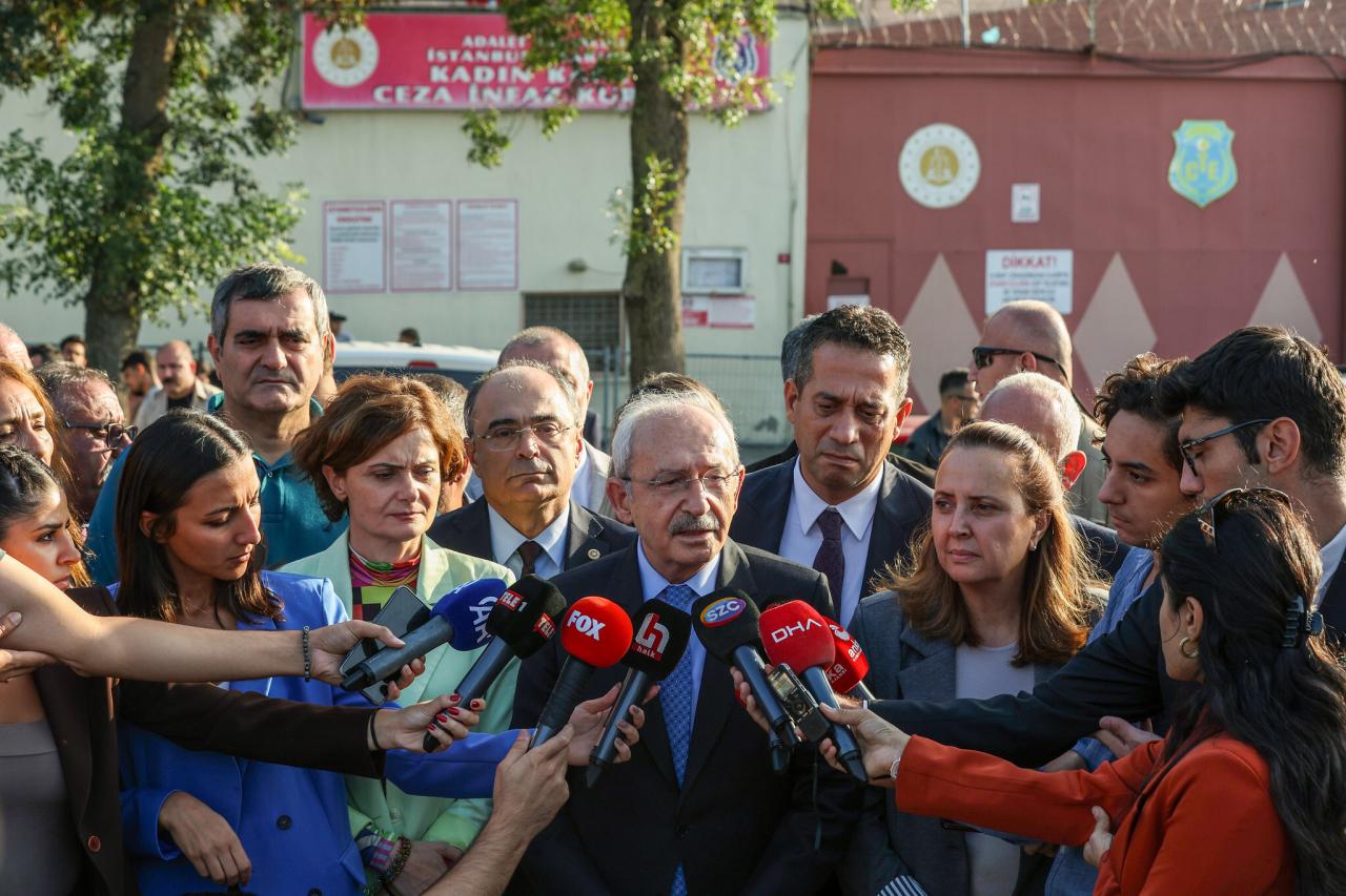 CHP Genel Başkanı Kemal Kılıçdaroğlu, Çiğdem Mater ve Mine Özerden’i Cezaevinde Ziyaret Etti