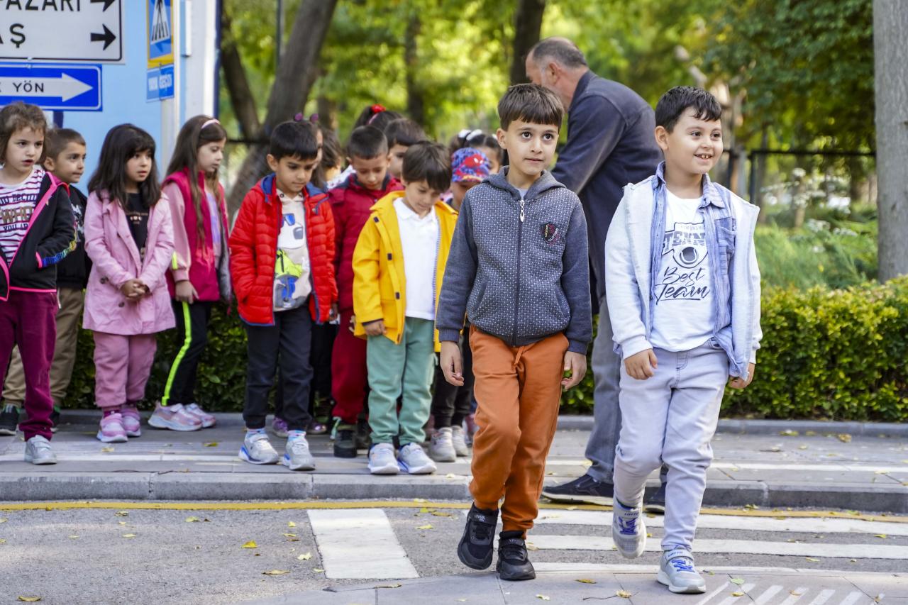 BAŞKENTLİ MİNİKLER DİREKSİYONA GEÇTİ: TRAFİK EĞİTİM PİSTİ’NDE DERSLER BAŞLADI