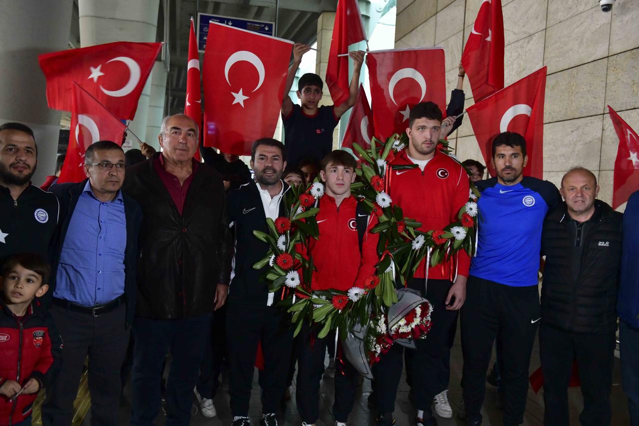 ASKİ SPORLU MİLLİ GÜREŞÇİLERE ESENBOĞA HAVALİMANI’NDA COŞKULU KARŞILAMA