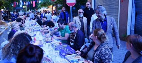 Beyoğlu'nda sokaklar iftar sofraları ile rengarenk