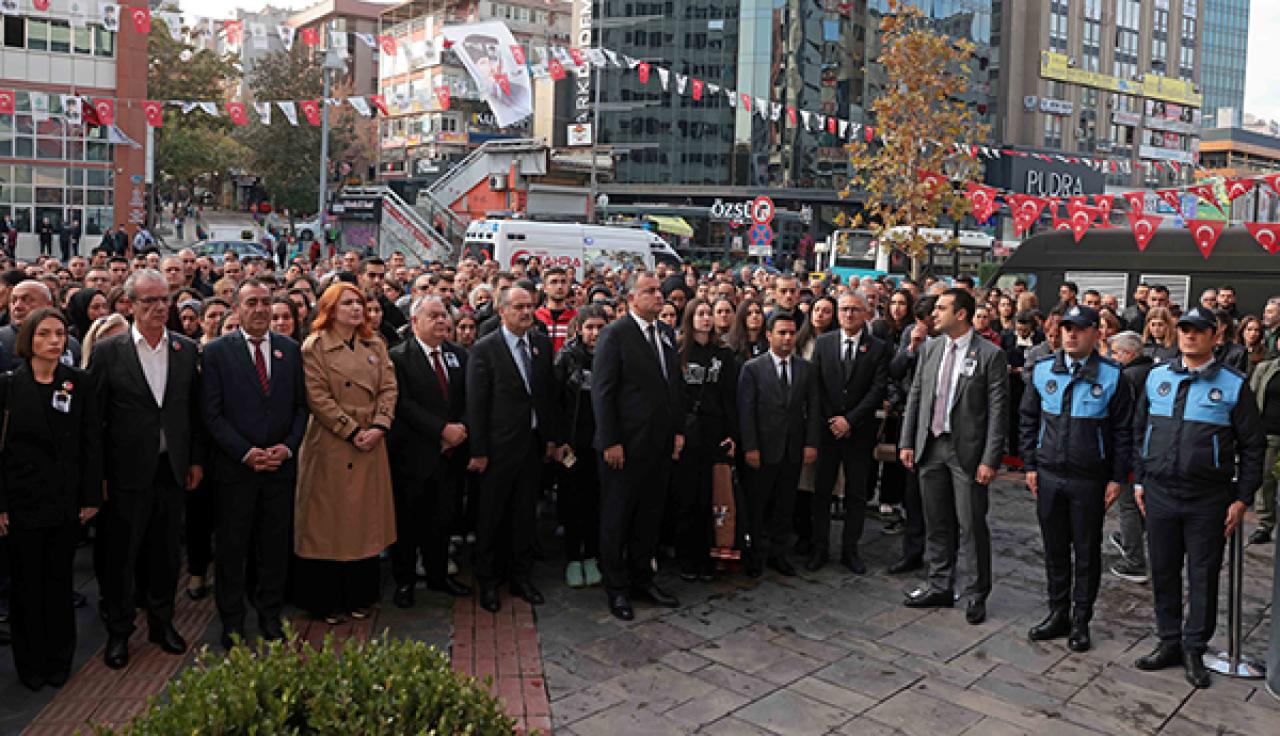 Çankaya Belediyesi Önünde Atatürk'e Saygı Duruşu