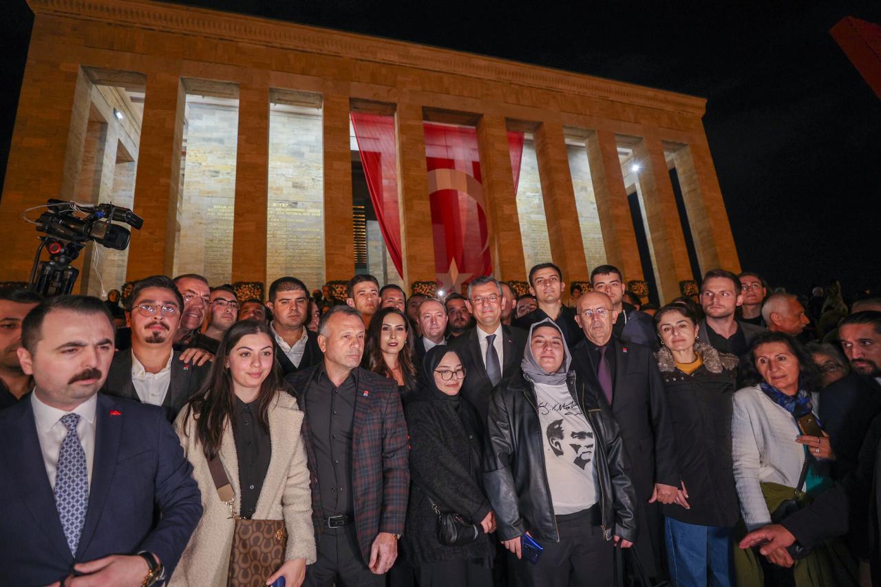 CHP Genel Başkanı Özgür Özel, Ata'ya Saygı Zinciri ile Anıtkabir'e Yürüdü